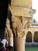 Abbaye Saint-Michel-de-Cuxa, Cloitre sud, Chapiteau orientalisant, Lion a tresses (1)